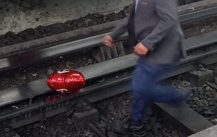 Globó metálico cae a vías del Metro