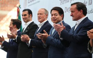 Ivar Sisniega, Mikel Arriola y Mario Delgado durante presentación de torneo escolar de futbol