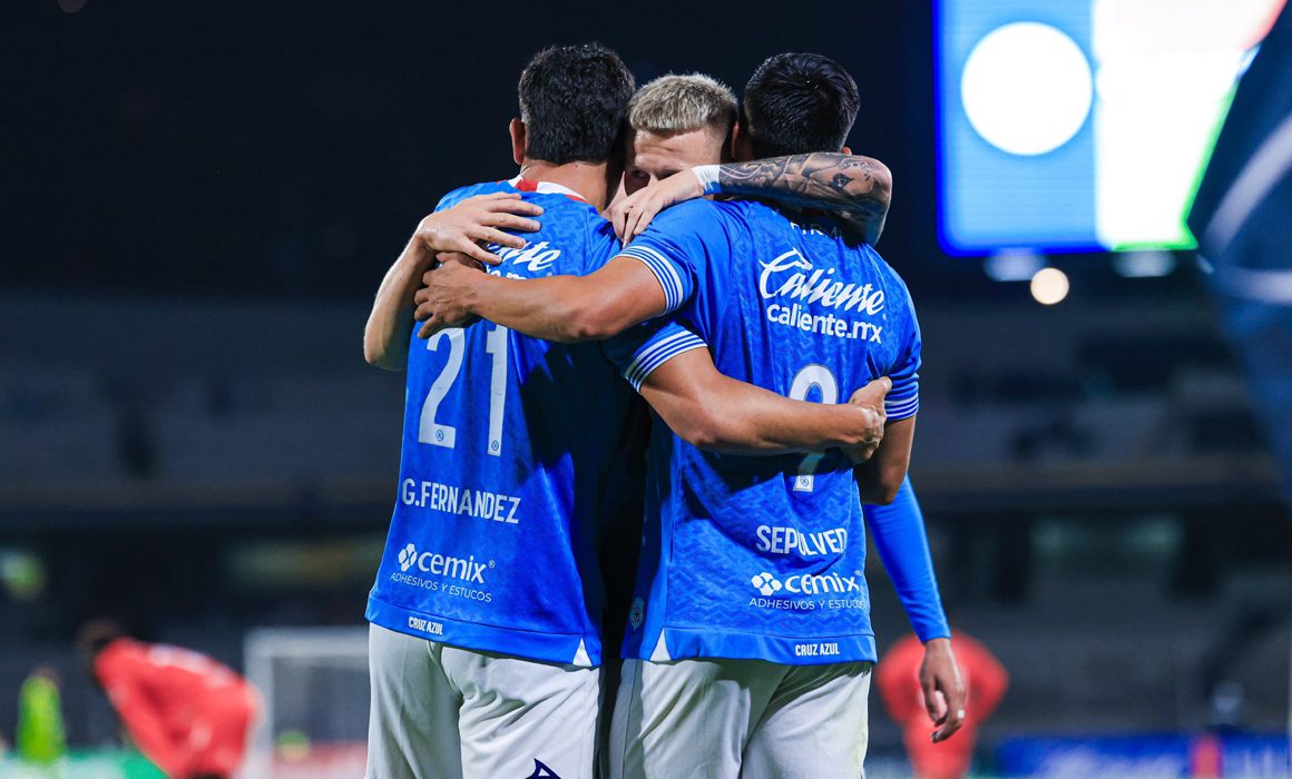 Mateusz Bogusz, Toro Fernández y Ángel Sepúlveda festejan gol de Cruz Azul ante Real Hope