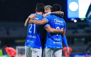 Mateusz Bogusz, Toro Fernández y Ángel Sepúlveda festejan gol de Cruz Azul ante Real Hope