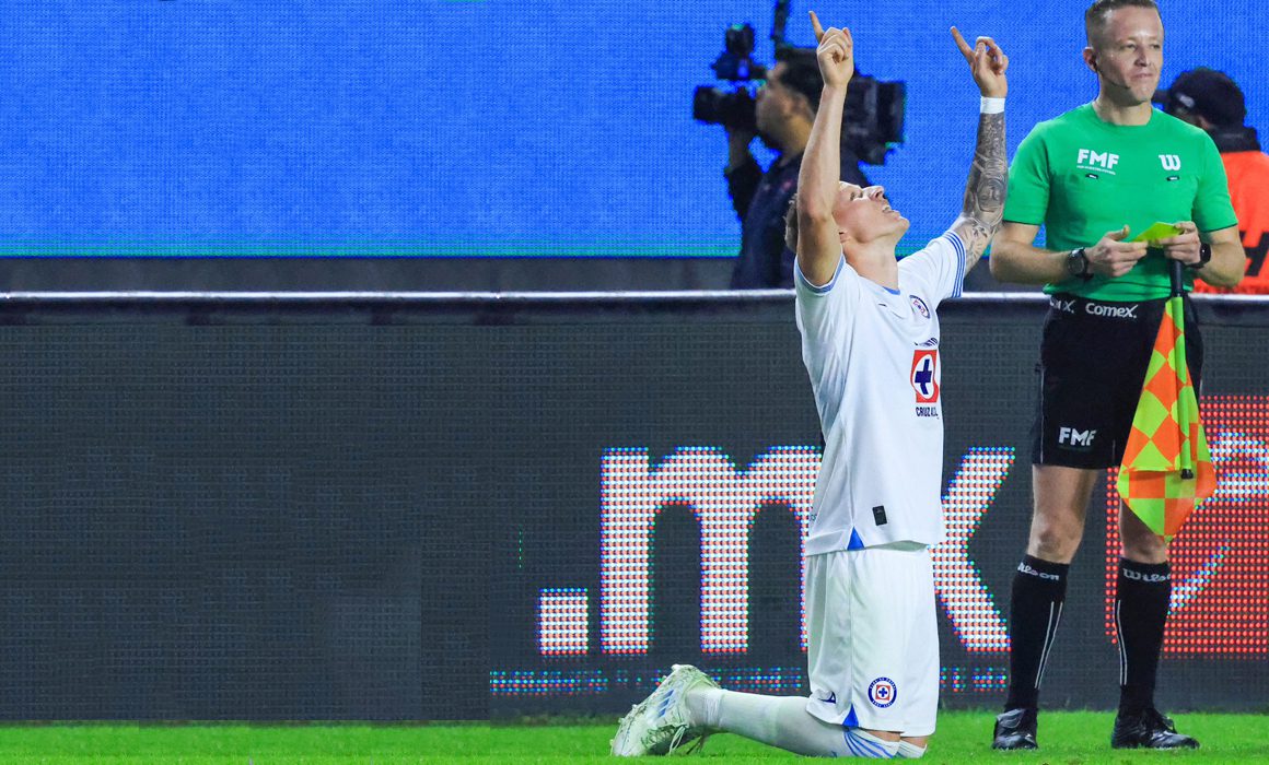 Mateusz Bogusz celebra su primer gol con Cruz Azul ante Mazatlán