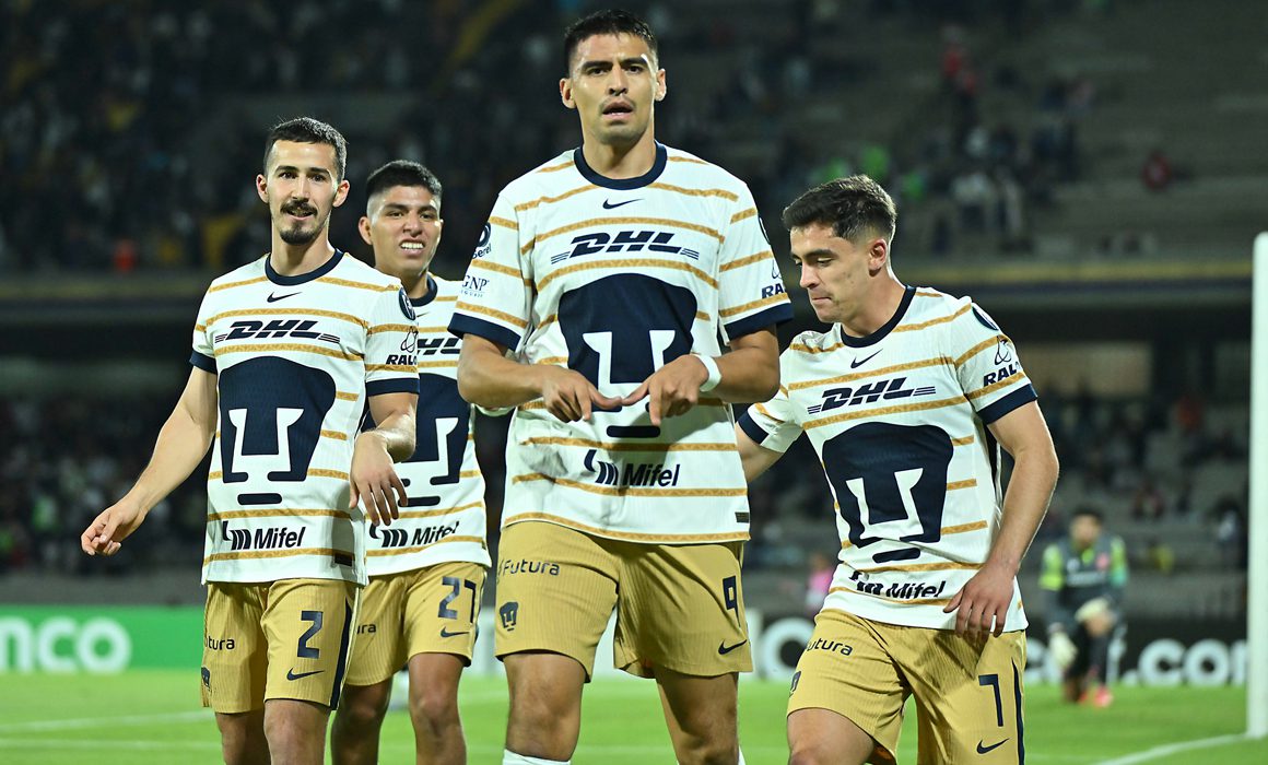 Memo Martínez celebra el gol 4 mil de Pumas ante Cavalry FC en Concachamipos