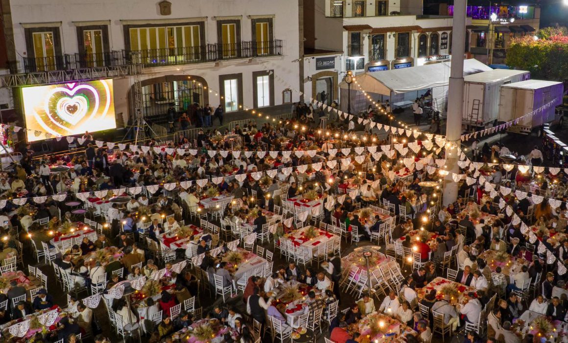 Rompe récord Metepec con la cena romántica más grande de México