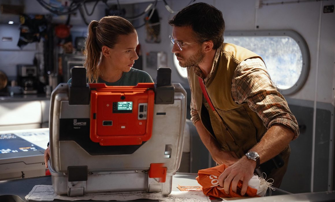 Scarlett Johansson y Jonathan Bailey en Jurassic World: Renace