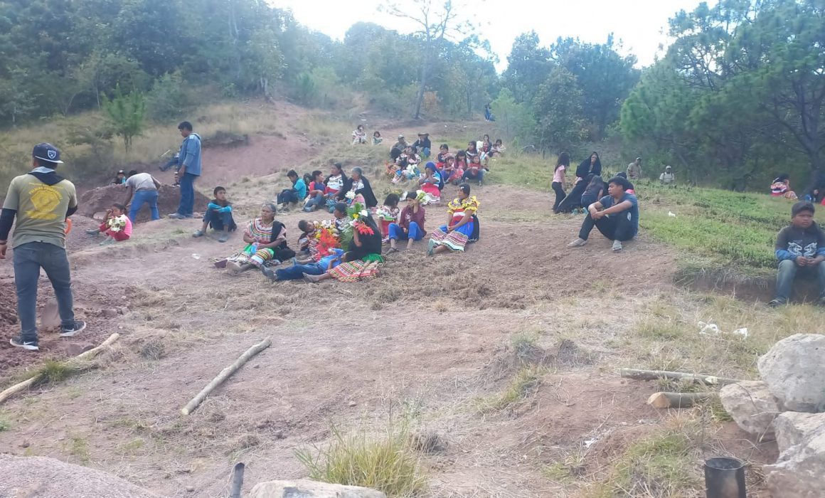 Sepultan a menores asesinados en Chilapa y bloquean por justicia