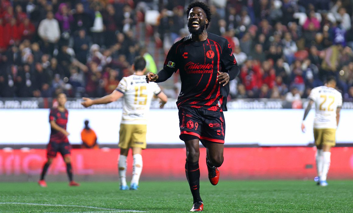 Shamar Nicholson celebra gol de Xolos ante Pumas