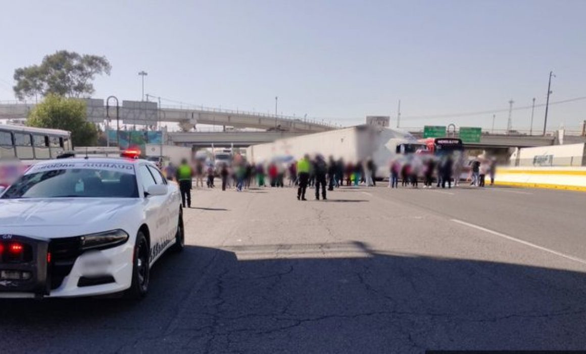 Vecinos de colonia 4T bloquean la México-Querétaro por cambio de nombre ...