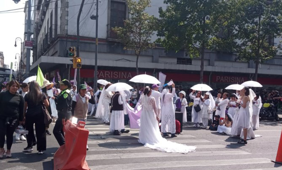 Vestidas de novia protestas frente a la Corte