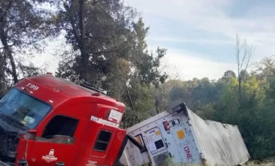 Vuelca tráiler en la carretera libre Cherán-Zamora