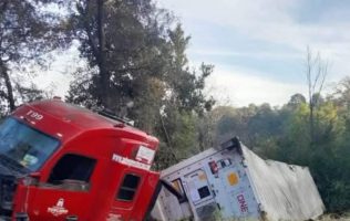 Vuelca tráiler en la carretera libre Cherán-Zamora