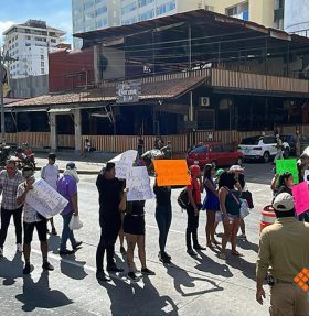 Bloquean Costera de Acapulco para reapertura del bar La Norteña