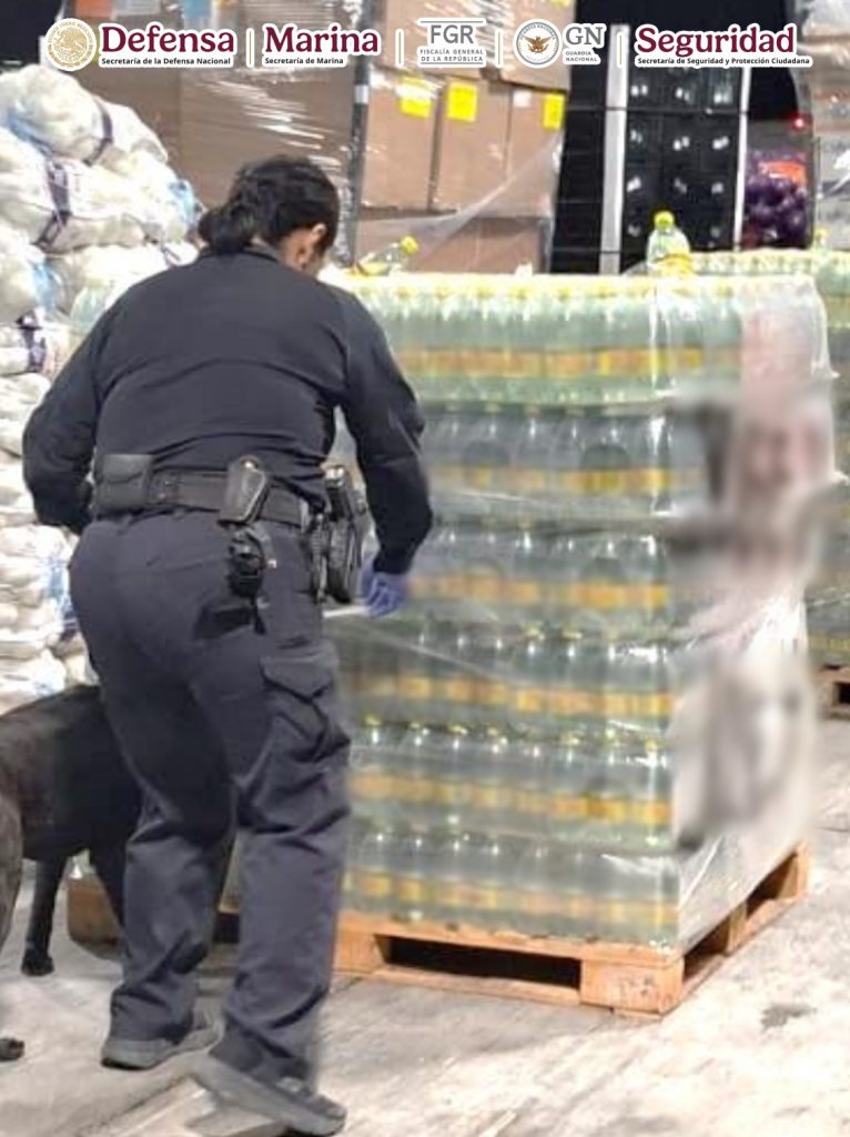 un tractocamión acoplado a una caja refrigerada que transportaba chiles, papas, cebollas y botellas con supuesta agua mineral.
