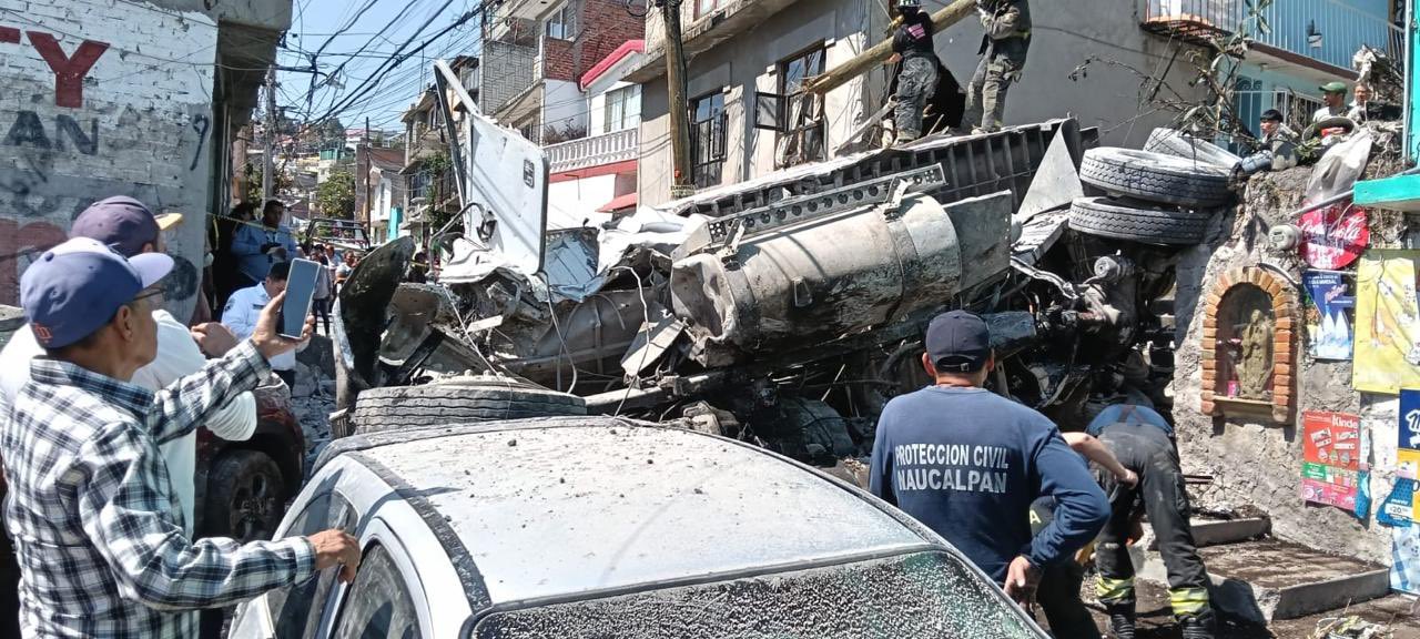 Dos heridos, por caída de torton sobre casas y vehículos en Naucalpan