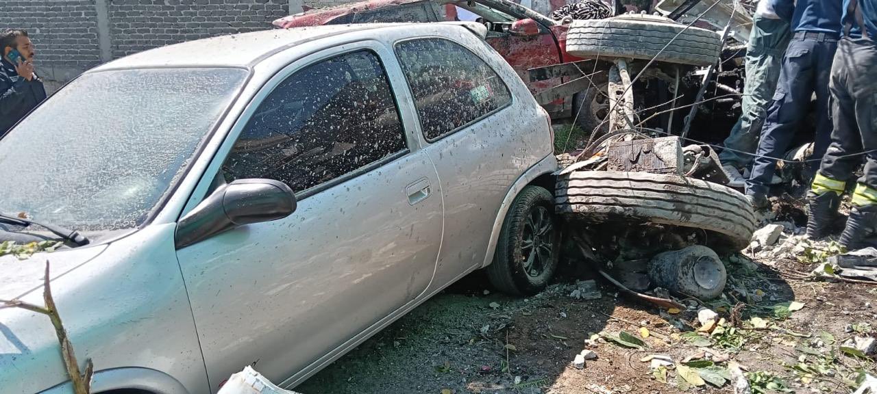 Dos heridos, por caída de torton sobre casas y vehículos en Naucalpan