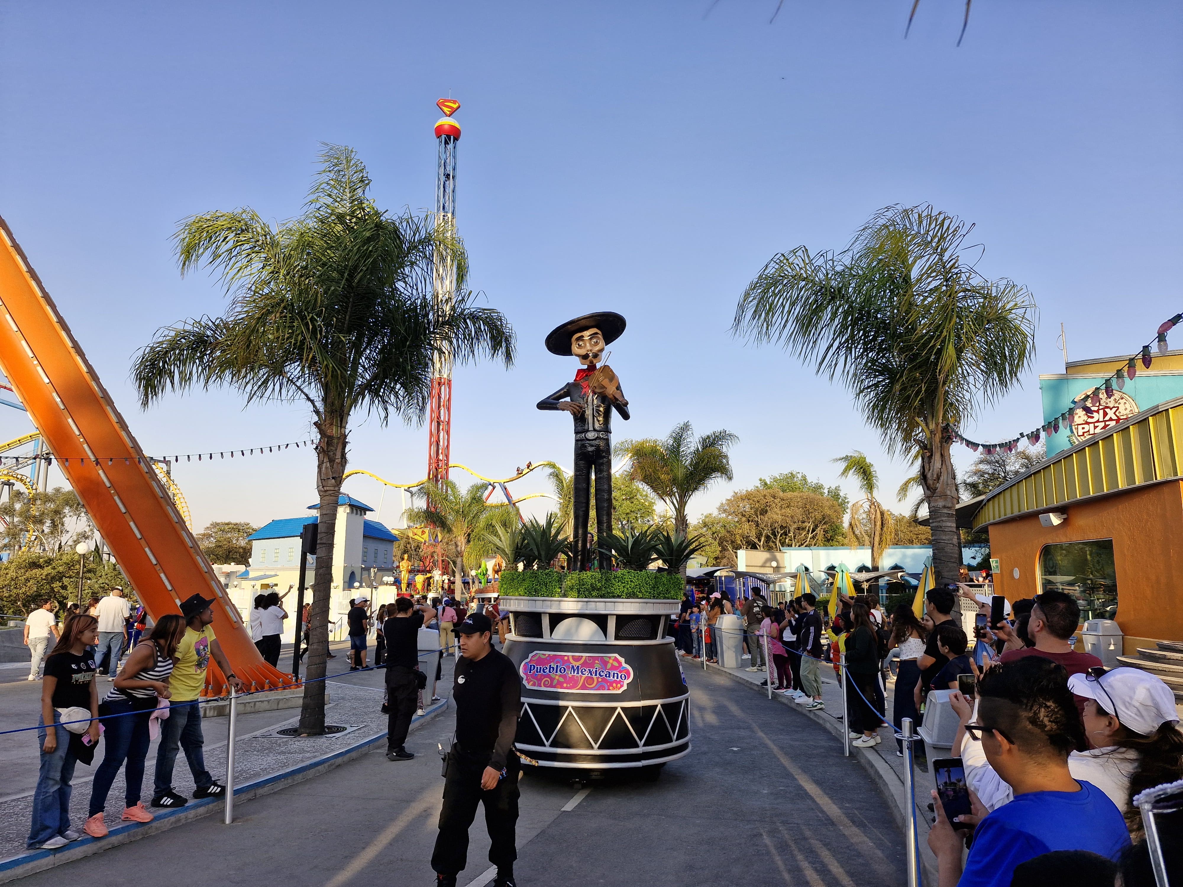 Con magia, nostalgia y 300 drones celebra Six Flags México 25 aniversario