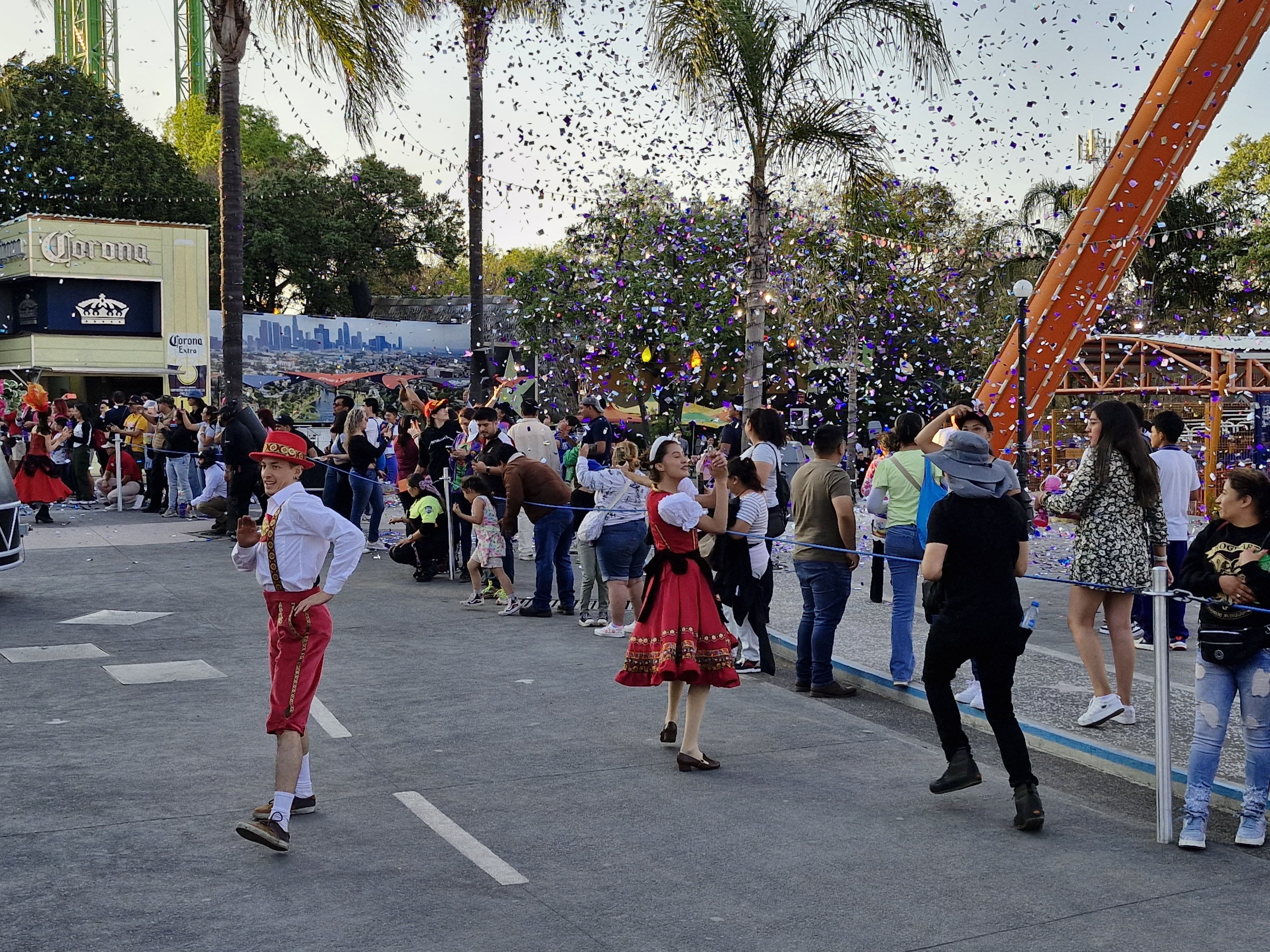 Con magia, nostalgia y 300 drones celebra Six Flags México 25 aniversario