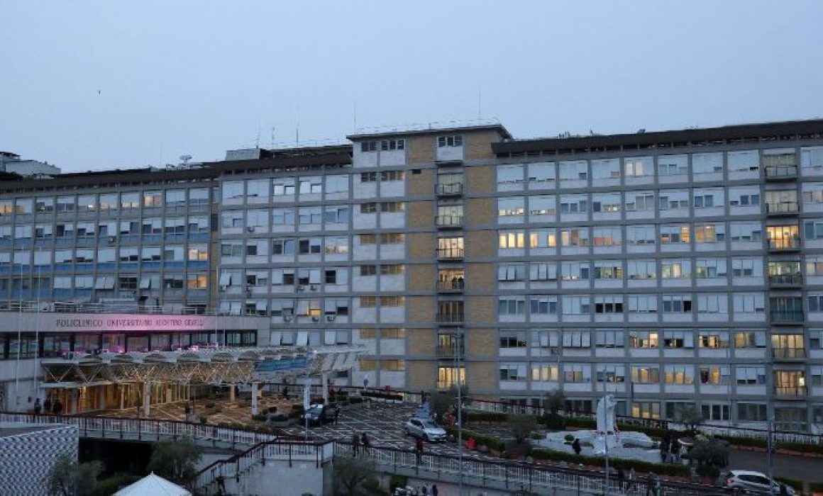 El Papa Francisco continúa su tratamiento en el Hospital Gemelli de Roma, Vatican News