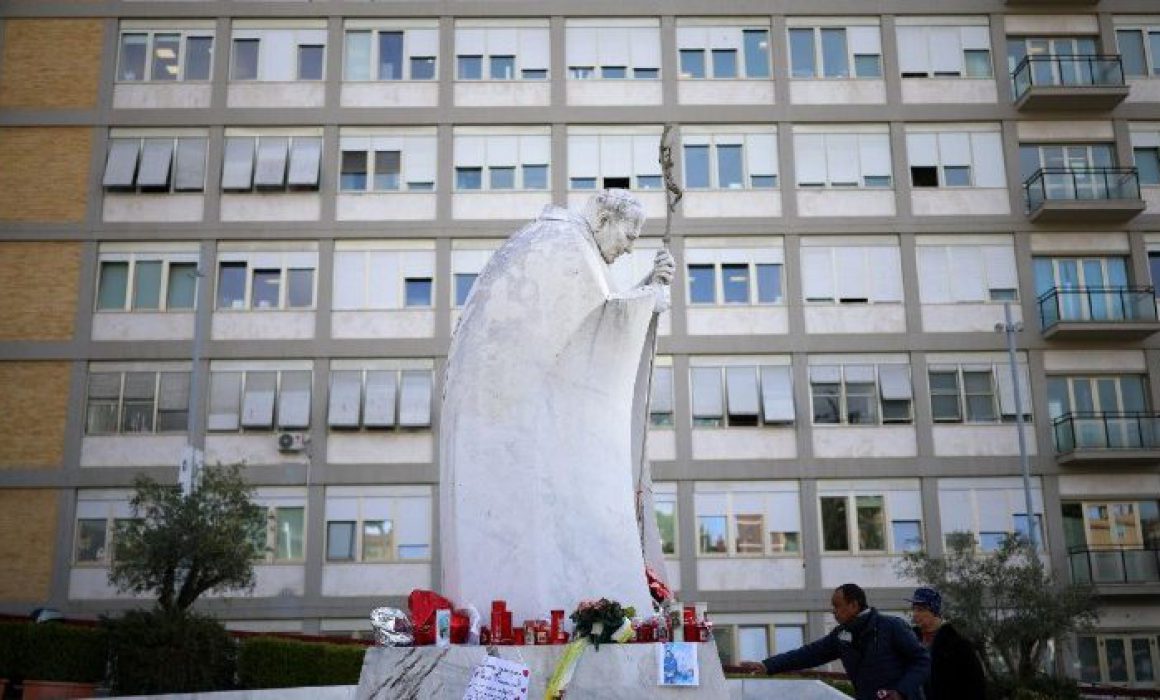 El Papa Francisco continúa su tratamiento en el Hospital Gemelli de Roma