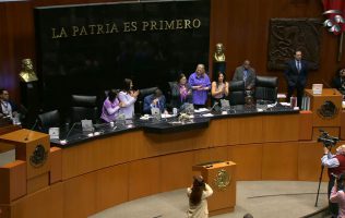 Llora Fernández Noroña al compartir testimonio de su abuela maltratada