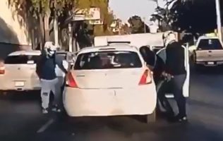 Motociclistas acusados de robo a conductora de CDMX habrían huido a Edomex