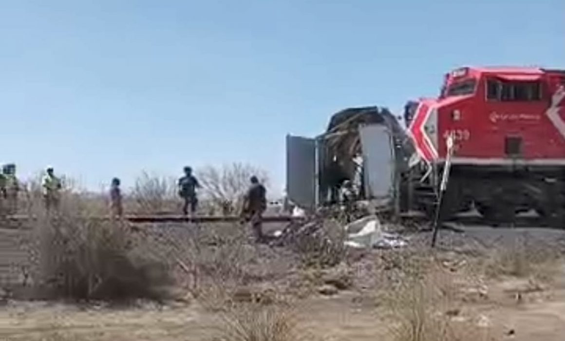 Mueren 2 personas al tratar de ganar el paso a tren en Chihuahua