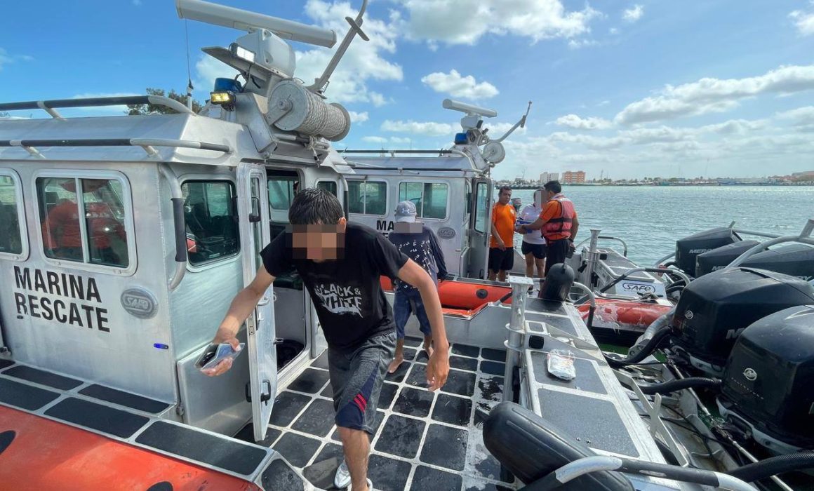 Rescatan a 16 náufragos en Progreso: 14 extranjeros y 2 mexicanos