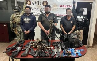 Rescatan a 2 mujeres menores y caen 3 posibles miembros de Los Salazar con arsenal en Sonora