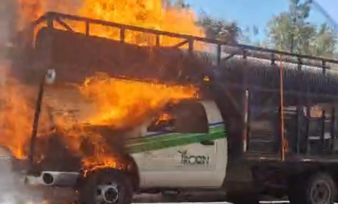 Se incendia camioneta en la Siglo 21