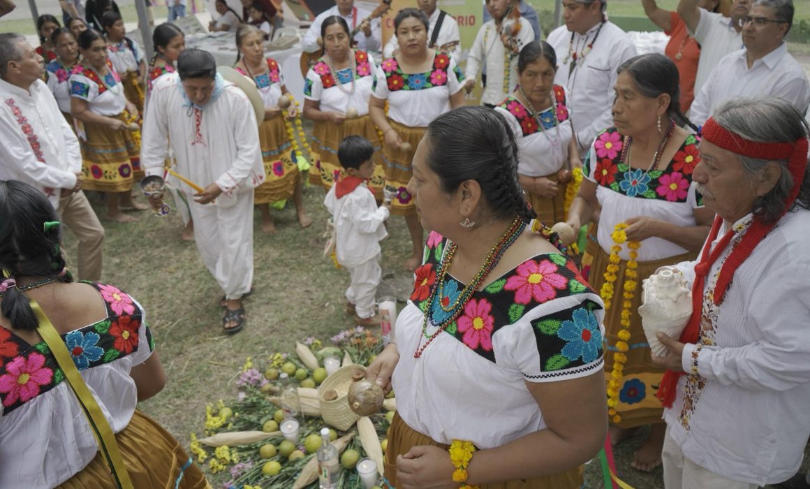 Telar de cintura, arte milenario que viste en Cumbre Tajín