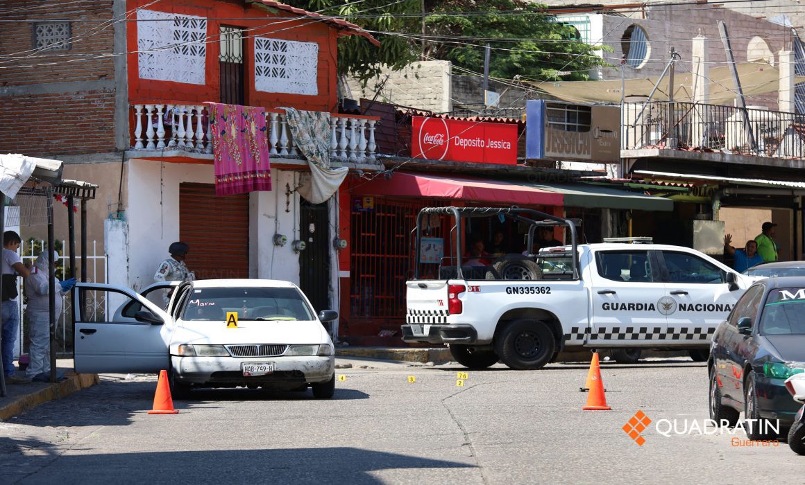 Ultiman a chofer y lesionan a pasajera en sitio de taxis en Acapulco