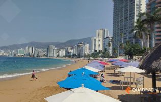 Rescatan a 18 personas por mar de fondo en Acapulco