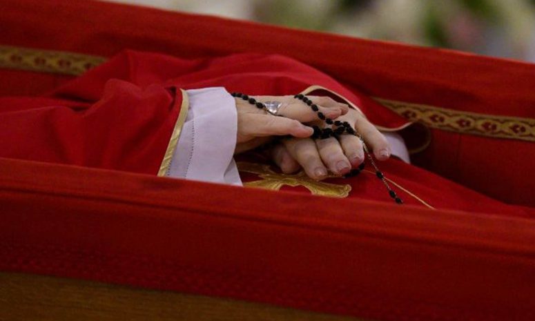 Revelan horarios al público para despedir al Papa