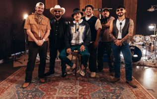 Me retiro, el último adiós de Carlos Santana y Grupo Frontera