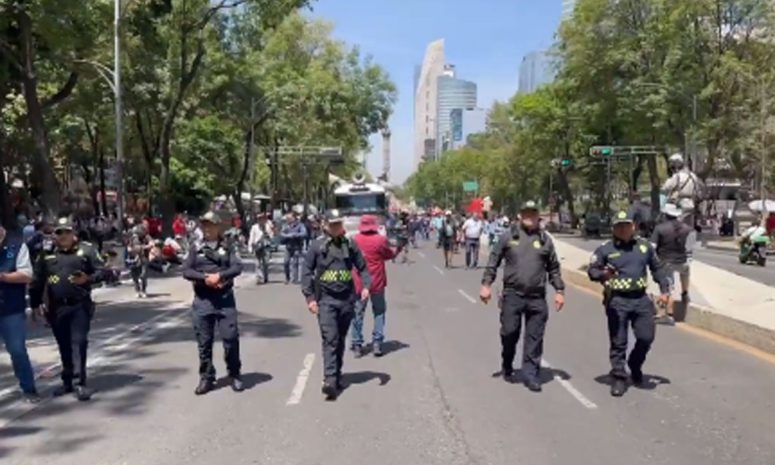 Marcha CNTE y monta plantón en Zócalo en el Día del Maestro