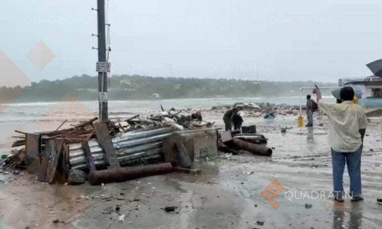Amanece Puerto Escondido entre escombros y basura por huracán Erick