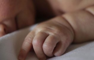 Muere bebé arrastrado en río por huracán Erick en Guerrero