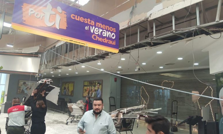 Trasladan a 2 personas tras caída de plafón en Chedraui-Universidad