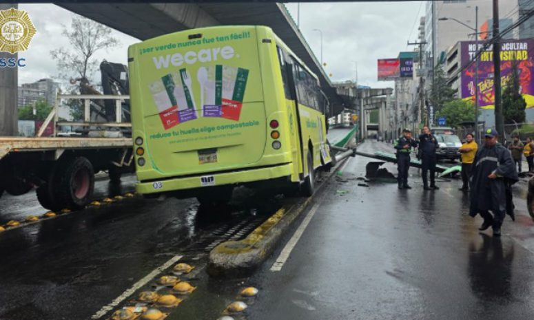 Trasladan a 9 a hospital tras choque de camión de pasajeros en Periférico