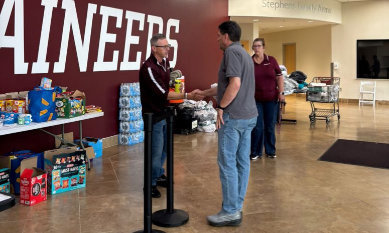 Cónsul visita refugios para atender a mexicanos afectados en Texas