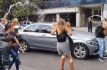 Bañan con agua y refresco a Lady Racista al salir de audiencia