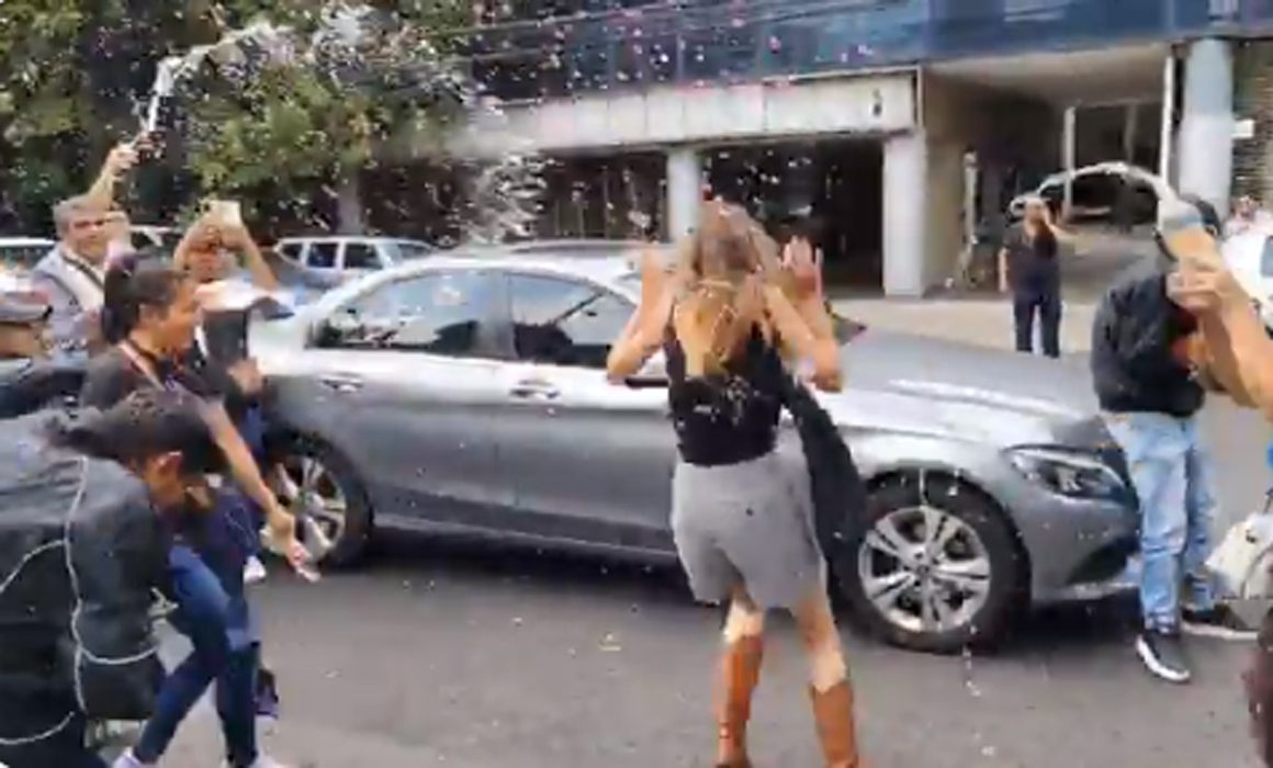 Bañan con agua y refresco a Lady Racista al salir de audiencia