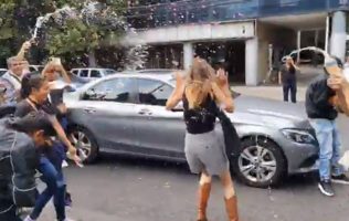 Bañan con agua y refresco a Lady Racista al salir de audiencia