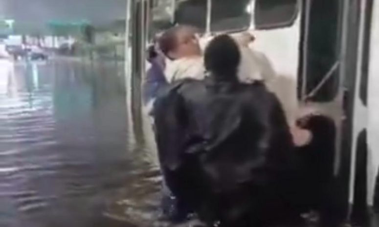 Rescatan a pasajeros en Periférico y Picacho Ajusco por inundación