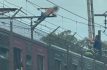 Rescatan y detienen a hombre por trepar a zona de cables del Metro