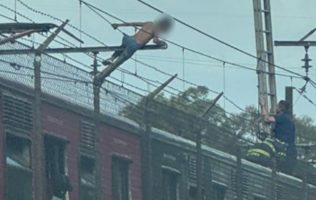 Rescatan y detienen a hombre por trepar a zona de cables del Metro