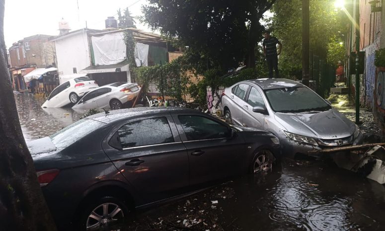Alerta Roja en Magdalena Contreras, mientras lluvia arrastra vehículos