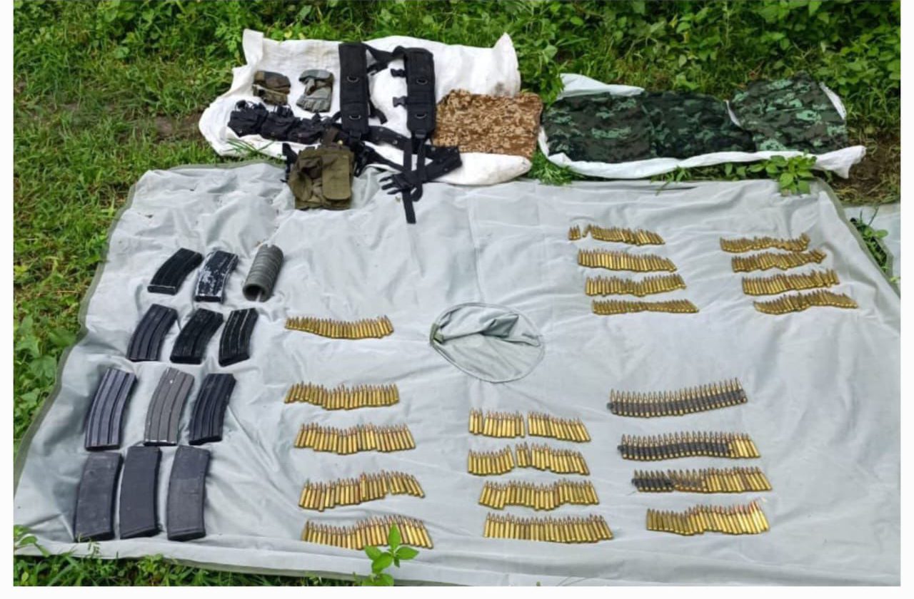 Aseguran campamento, vehículos, armas y explosivo en Sinaloa