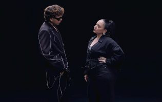Esparcen Beéle y Carla Morrison Arena en video