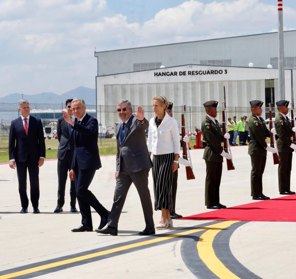 A las 11:17 horas, el primer ministro descendió de su avión, donde el canciller De la Fuente le dio la bienvenida oficial al país
