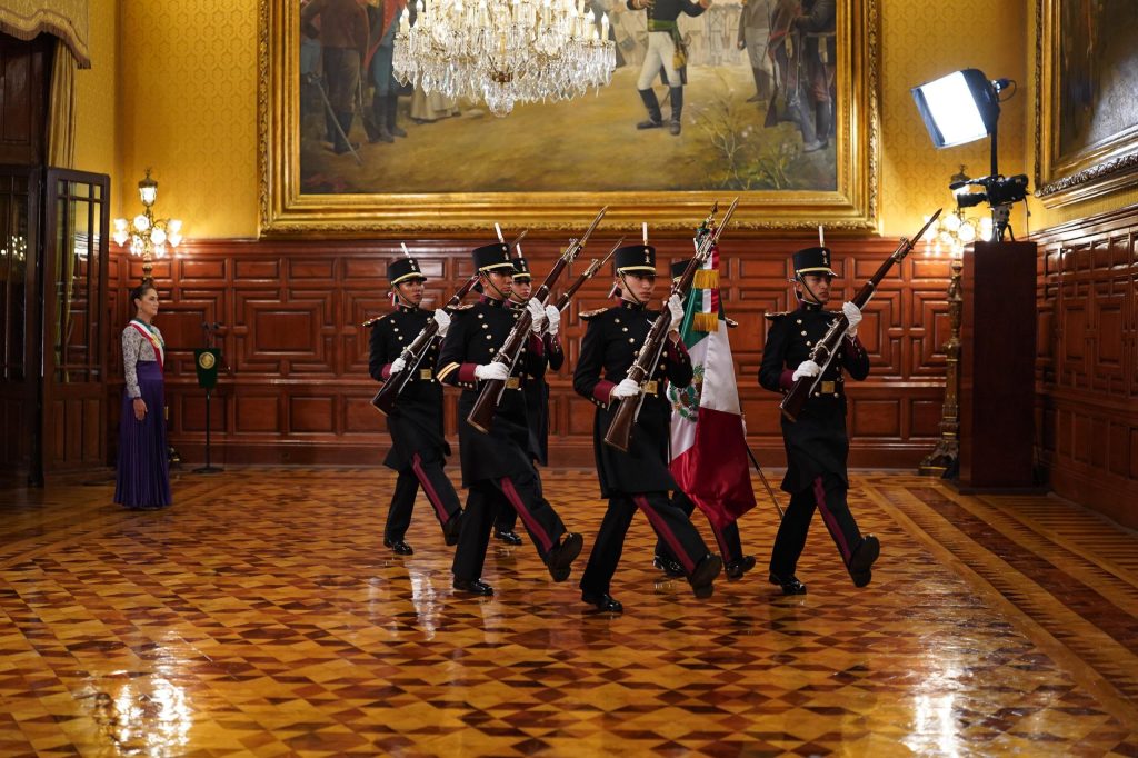 Un grupo de mujeres cadetes de diversas regiones del país integró la escolta del Heroico Colegio Militar